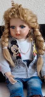 Te koop porseleinen poppen met 2 bakken kleding, Ophalen of Verzenden, Zo goed als nieuw, Pop