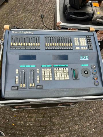 Strand 520 lichttafel beschikbaar voor biedingen