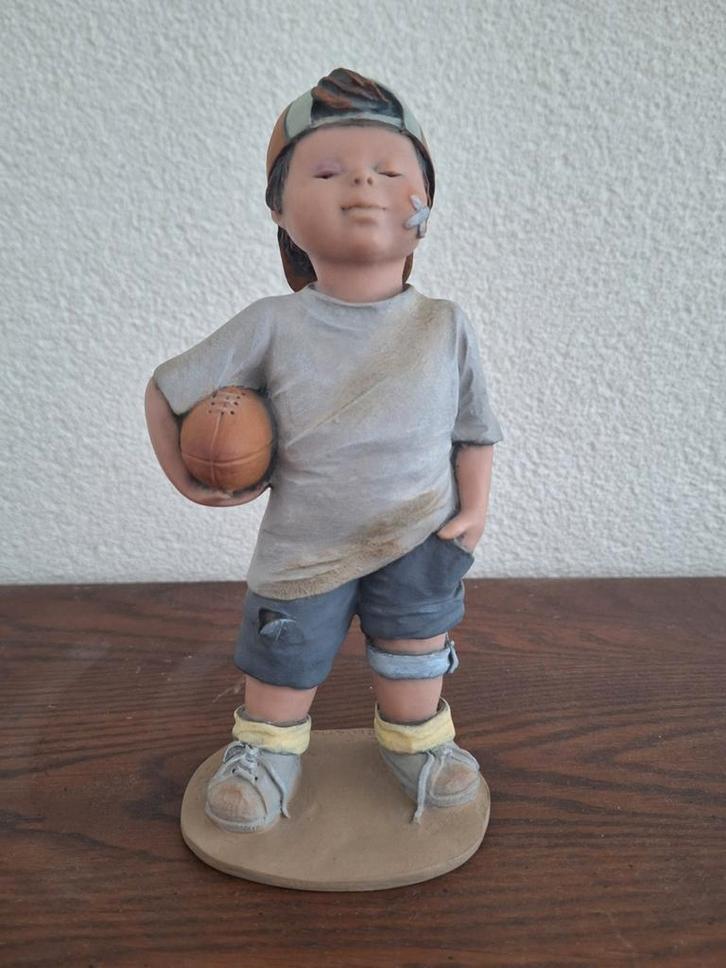 Elisa beeld jongen met bal nummer 4453, Verzamelen, Beelden en Beeldjes, Zo goed als nieuw, Ophalen of Verzenden