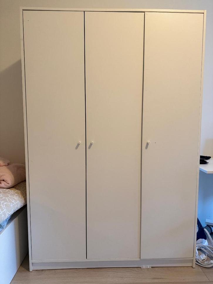 IKEA King Size Bed (200x200) with Mattress + Wardrobe – €250, Huis en Inrichting, Slaapkamer | Bedden, Zo goed als nieuw, Tweepersoons