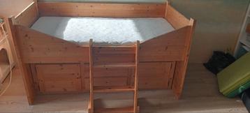 Stevig Kinderbed met Trap en Opbergruimte beschikbaar voor biedingen