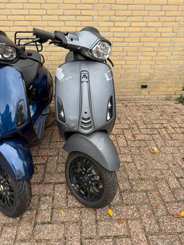 Vespa Sprint 2023 euro 5 snor matgrijs opknapper led schade beschikbaar voor biedingen