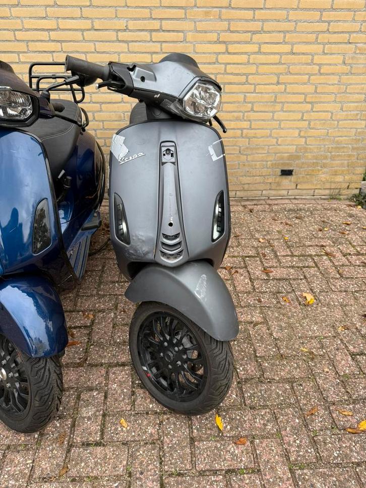 Vespa Sprint 2023 euro 5 snor matgrijs opknapper led schade, Fietsen en Brommers, Brommeronderdelen | Snorfietsen, Gebruikt, Vespa