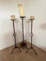 Set van drie oude metalen roestkleurige kandelaars, Ophalen, Zo goed als nieuw, Metaal, 50 tot 75 cm