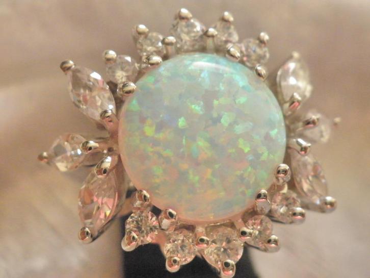 Prachtige Zilveren Ring met Ronde Witte Opaal en Zirkoniaas, Sieraden, Tassen en Uiterlijk, Antieke sieraden, Ring, Zilver, Met edelsteen