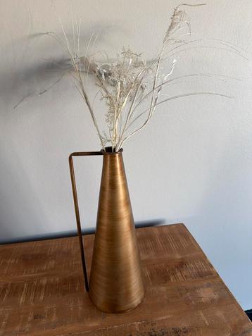 Gouden vaas met handvat beschikbaar voor biedingen