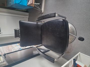 Heren kappersstoel barbier. beschikbaar voor biedingen