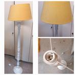 Staande lamp met gele kap, Huis en Inrichting, Lampen | Vloerlampen, Ophalen, Hout, Gebruikt, Landelijk
