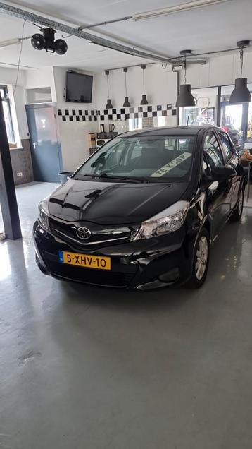 Toyota Yaris 1.0 Vvt-i 5-DRS 2013 Zwart beschikbaar voor biedingen