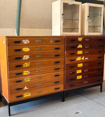 Vintage houten papierkast (2x) beschikbaar voor biedingen