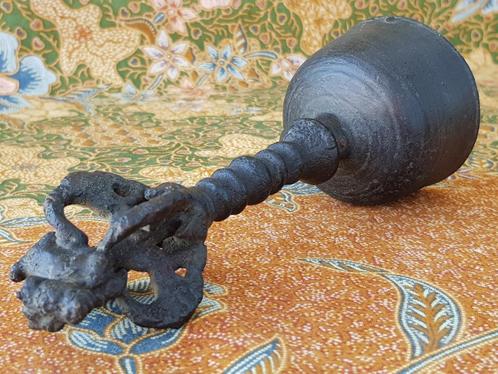Zware antieke Oosterse bel van brons met een Foo dog 18 cm., Antiek en Kunst, Kunst | Niet-Westerse kunst, Ophalen of Verzenden