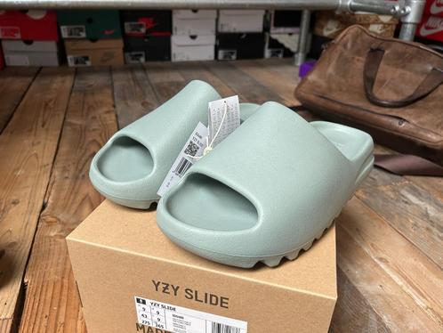 Adidas Yeezy Slides Salt - 43, Kleding | Heren, Schoenen, Nieuw, Slippers, Overige kleuren, Ophalen of Verzenden