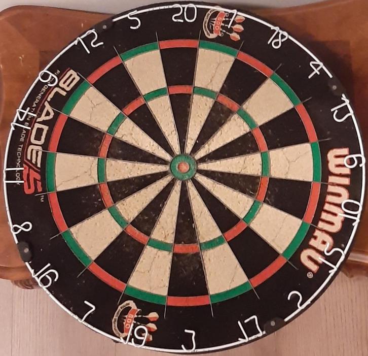 🎯2e hands: Dartbord Blade 5 - Inclusief accessoires🏷️€50,-, Sport en Fitness, Darts, Gebruikt, Dartbord, Ophalen of Verzenden