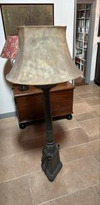 Antieke staande lamp met gelooid leren kap, Ophalen