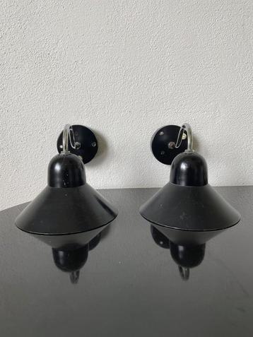 Twee identieke, zwart met chrome, italiaanse wandlampjes beschikbaar voor biedingen