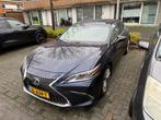 Lexus ES 300h President line 2019 - NL auto - dealer onderh, Auto's, Lexus, 4 cilinders, 2487 cc, Sedan, ES