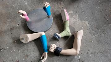 Halloween etalage hand, onderbeen, arm beschikbaar voor biedingen