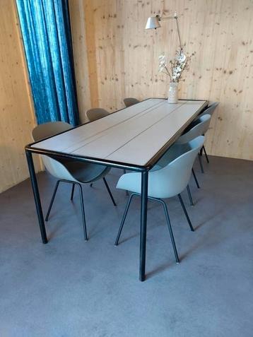 Eettafel beschikbaar voor biedingen