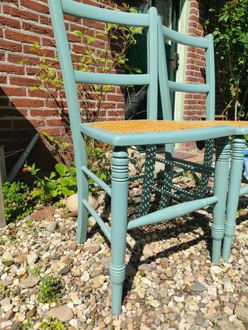 Blauw stoeltje met gevlochten matjes zitting. Mooi oud blauw beschikbaar voor biedingen