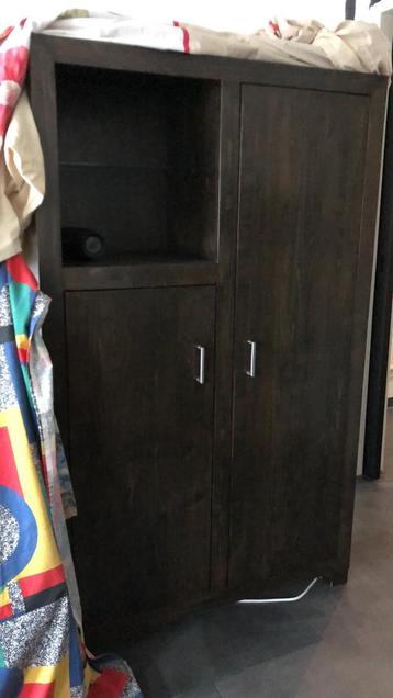 Moderne massief houten kamerkast. beschikbaar voor biedingen