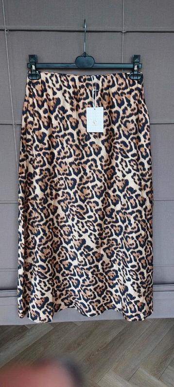 Nieuwe satijnen rok met luipaard print. Maat M/L. beschikbaar voor biedingen