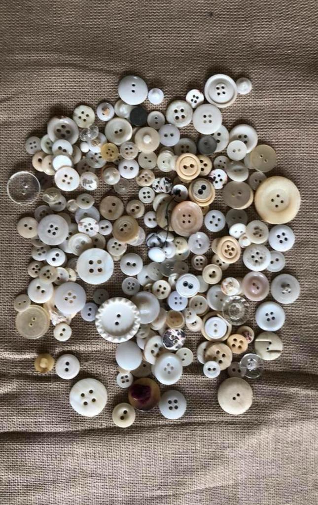 Oude knopen in wit en creme (5), Hobby en Vrije tijd, Naaien en Fournituren, Gebruikt, Knoop of Knopen, Ophalen of Verzenden