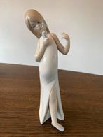 Lladró Beeldje "Girl Singer" model 4612, Antiek en Kunst, Antiek | Porselein, Ophalen