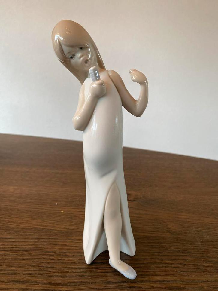 Lladró Beeldje "Girl Singer" model 4612, Antiek en Kunst, Antiek | Porselein, Ophalen