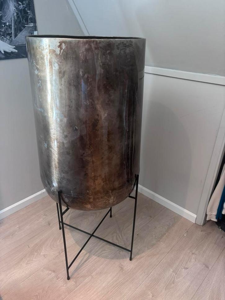 Hele mooie grote bronskleurige metalen pot op pootjes, Huis en Inrichting, Woonaccessoires | Zuilen en Pilaren, Zo goed als nieuw