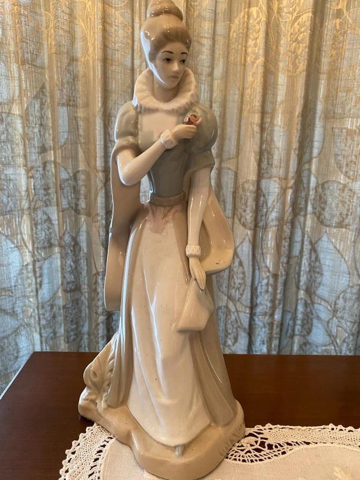 Miquel Requena, Porseleinen Vrouw met Roos, Antiek en Kunst, Curiosa en Brocante, Ophalen