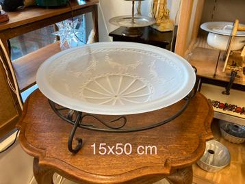 Grote glazen schalen op metalen voet beschikbaar voor biedingen
