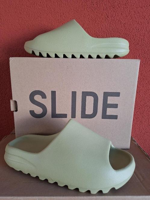 YEEZY SLIDE "RESIN" (2023) - maat 43 - nieuw in doos!, Kleding | Heren, Schoenen, Nieuw, Slippers, Overige kleuren, Ophalen of Verzenden