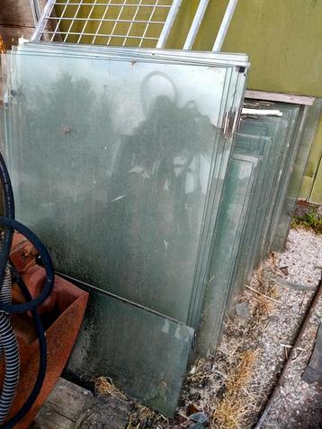 Enkelglas ramen beschikbaar voor biedingen
