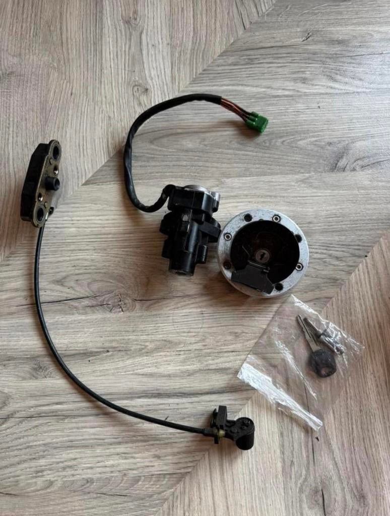 Contactslot, zadel en tankslot Suzuki GSX-R SRAD 1997-1999, Ophalen of Verzenden, Gebruikt