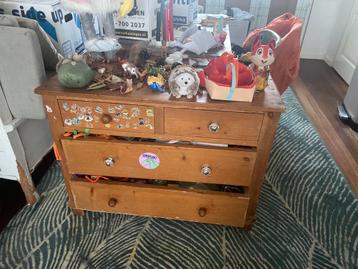 Houten ladekast met stickers beschikbaar voor biedingen