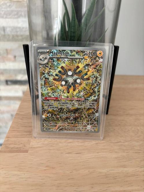 Magneton ETB Promo - Surging Sparks, Hobby en Vrije tijd, Verzamelkaartspellen | Pokémon, Zo goed als nieuw, Losse kaart, Ophalen of Verzenden