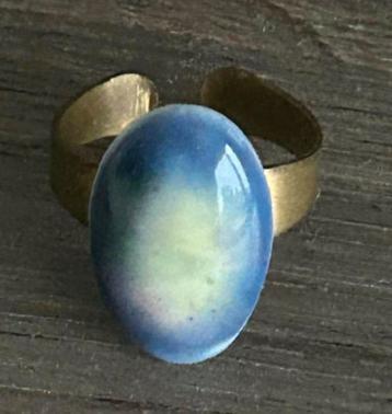 MOOIE APARTE KLEUREN RING beschikbaar voor biedingen