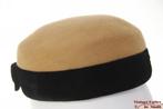 Dames cocktail pillbox hoed beige wolvilt zwart fluweel 56, Ophalen of Verzenden, Zo goed als nieuw, 56 of 57 cm (M, 7 of 7⅛ inch)