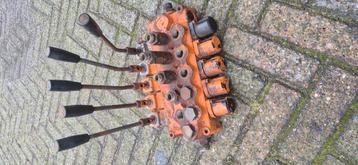 Hydraulische ventielblok met hendels beschikbaar voor biedingen