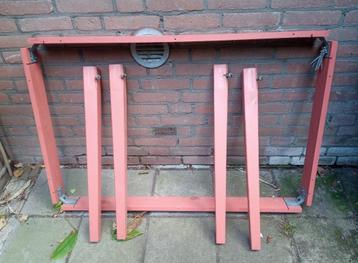 Massief houten onderstel van een tafel, met poten beschikbaar voor biedingen