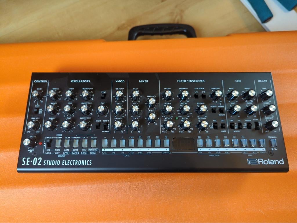 Roland SE-02 Analoge Synthesizer - Zo Goed Als Nieuw!, Muziek en Instrumenten, Roland, Zo goed als nieuw, Met midi-aansluiting