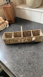 Riviera maison rattan thee mand/tea basket, goede staat., Huis en Inrichting, Woonaccessoires | Schalen en Manden, Ophalen of Verzenden