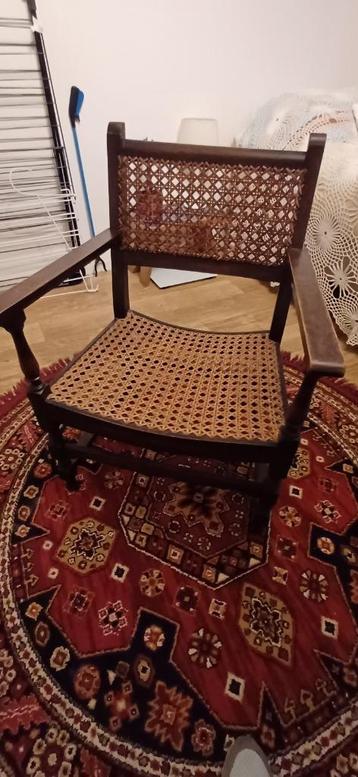 Antiek stoeltje beschikbaar voor biedingen