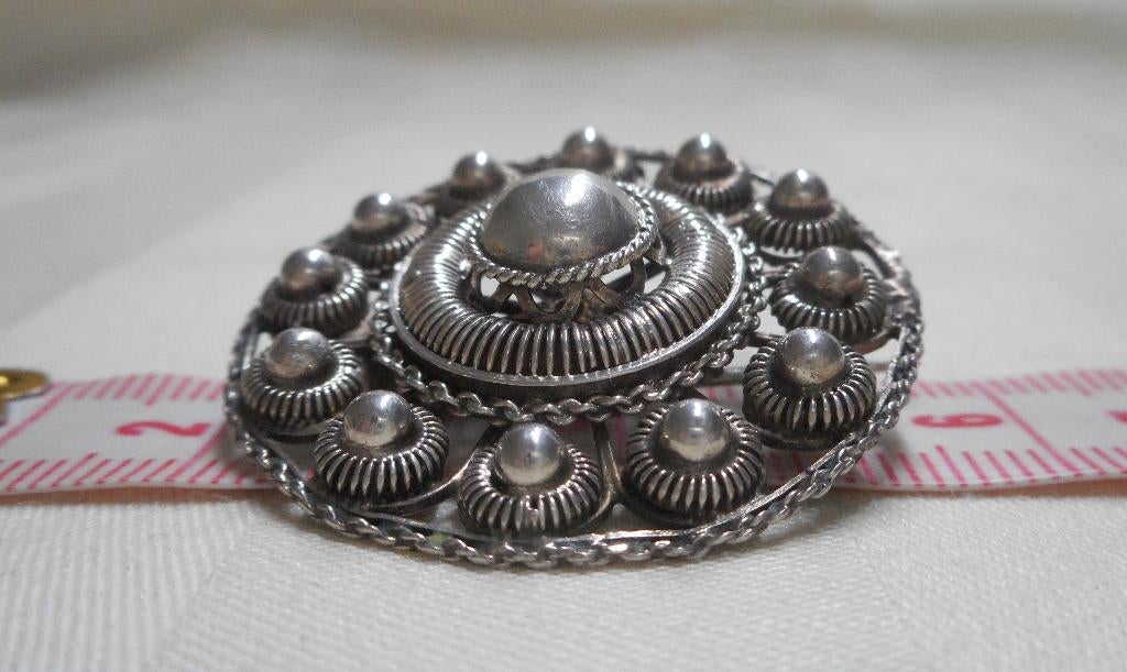 Zilveren antieke Zeeuwse knop broche nr.1223, Sieraden, Tassen en Uiterlijk, Antieke sieraden, Verzenden, Zilver, Broche