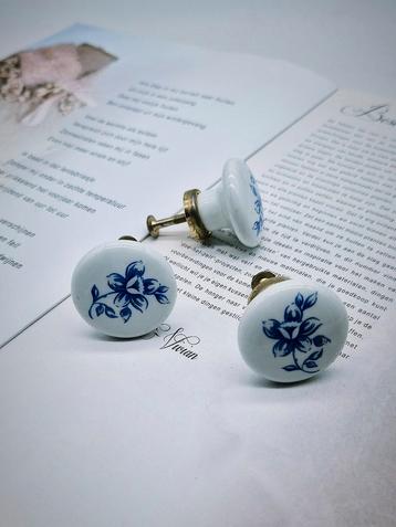 Porseleinen Meubelgreepjes met Blauwe Bloemen beschikbaar voor biedingen