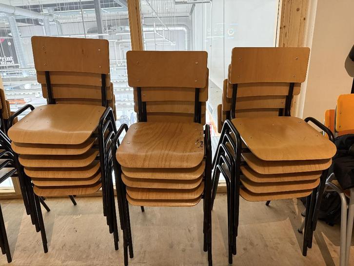 22 Kantinestoelen / Schoolstoelen, Huis en Inrichting, Stoelen, Gebruikt, Vijf, Zes of meer stoelen, Hout, Metaal, Bruin, Ophalen