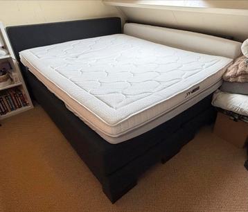Boxspring tweepersoons bed incl. dunne topper beschikbaar voor biedingen