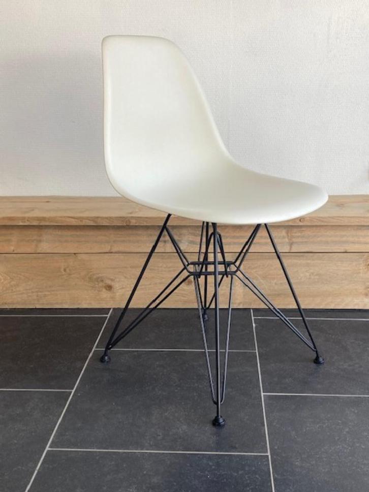 2 Vitra Eames DSR stoelen, 2024, basic dark, cotton white, Huis en Inrichting, Stoelen, Zo goed als nieuw, Twee, Kunststof, Metaal