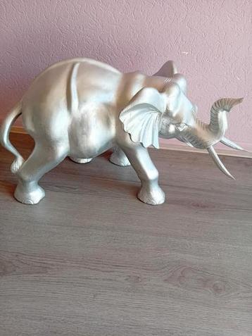 Houten olifant beschikbaar voor biedingen
