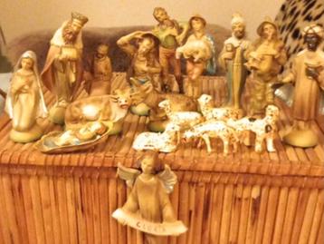 Antieke kerststal. Figuren uit Italië  beschikbaar voor biedingen